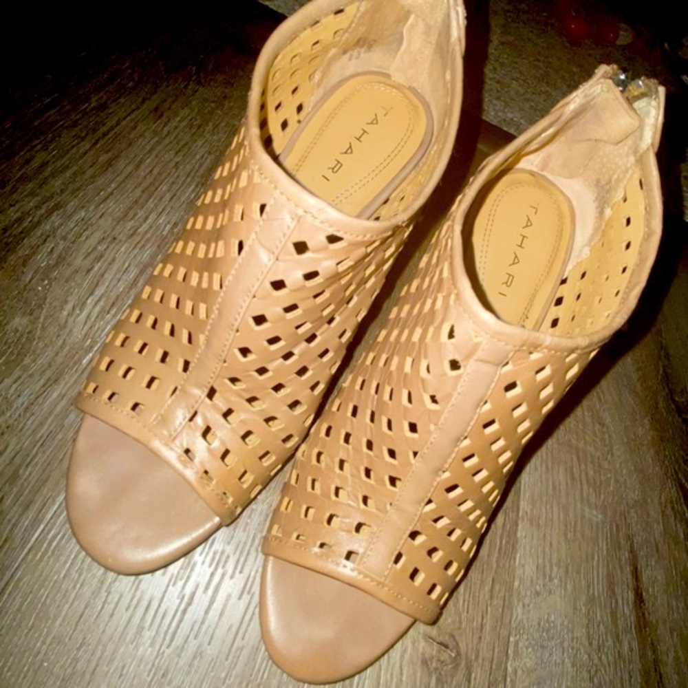 TAHARI Tan Heeled Sandals - size 6.5